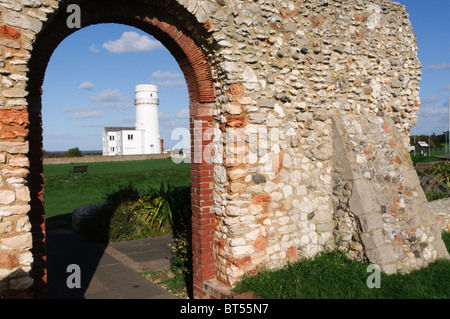 Old Hunstanton phare et les vestiges de la Chapelle St Edmund's, Hunstanton, Norfolk, Angleterre Banque D'Images