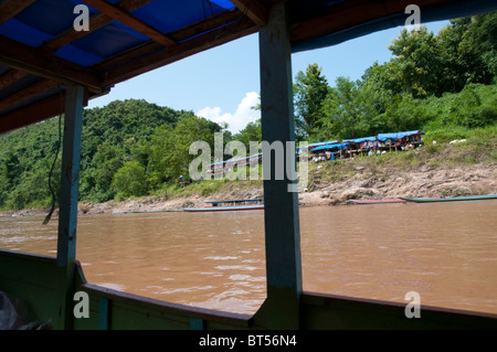 Excursion en bateau le long de la queue la rivière Nam Ou à partir de la Hat Sa à Nong Khiaw. Le nord du Laos Banque D'Images