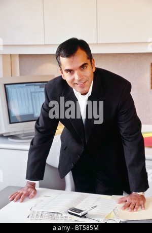 Confident Businessman Smiling at Camera Banque D'Images