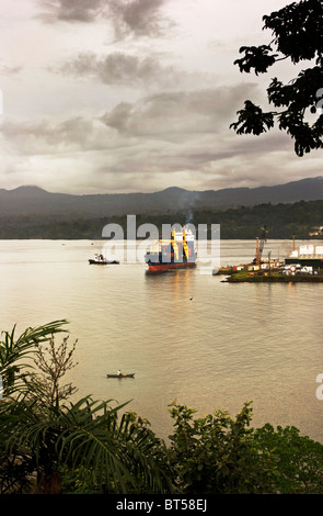 Huile Luba Freeport. Navire de quitter le port à conteneurs Banque D'Images