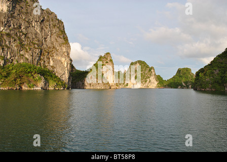 Karst calcaire 'paysage' dans la baie d'Halong, Vietnam Banque D'Images