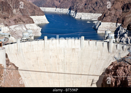 Hoover Dam et le Lac Mead vu du nouveau pont de dérivation. Banque D'Images