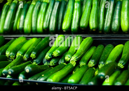 Les concombres au marché de Prahran, route commerciale chapel street Prahran, Melbourne, Victoria, Australie Banque D'Images