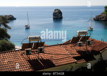 Les panneaux de chauffage solaire de l'eau sur les toits de l'Épire Grèce Parga. Banque D'Images