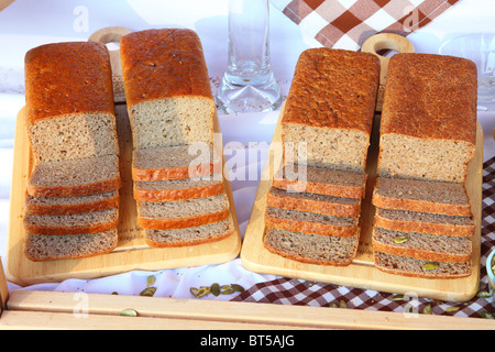 Loafs de pain bio en tranches partiellement Banque D'Images