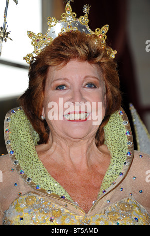 Cilla Black habillé comme la fée marraine de Cendrillon la pantomime Banque D'Images