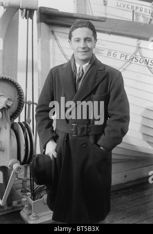 Vintage photo vers 1922 du gallois, compositeur, chanteur et acteur Ivor Novello (1893 - 1951) à bord d'un navire arrivant à New York. Banque D'Images