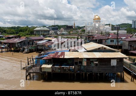 Vue du sultan Omar Ali Saifuddin Mosque de Kampong Ayer Village Eau à Bandar Seri Begawan, Brunei Banque D'Images