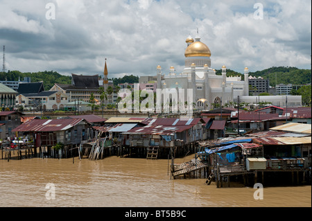 Vue du sultan Omar Ali Saifuddin Mosque de Kampong Ayer Village Eau à Bandar Seri Begawan, Brunei Banque D'Images