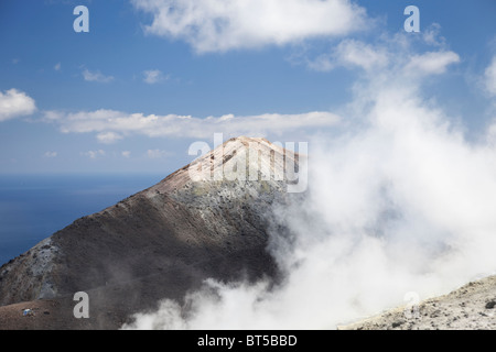 La fumée volcanique lever haut dans une journée sans vent. Banque D'Images