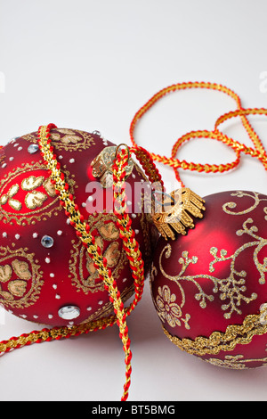 Deux boules de Noël avec ruban sur fond blanc Banque D'Images