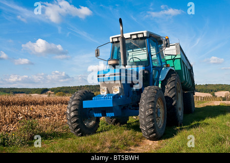 6610 Ford bleu tracteur avec remorque - France. Banque D'Images