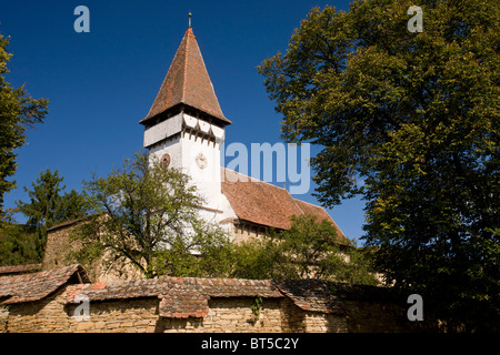 L'ancienne église fortifiée dans le village de Saxon Mesendorf, Transylvanie, Roumanie Banque D'Images