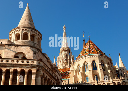 Bastion des Pêcheurs et l'église Notre Dame ou l'église Matthias ( église Mátyás), Quartier du Château de Budapest, Hongrie Banque D'Images