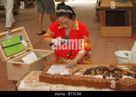 Graveur sur bois de teck bois de coupe femme. Bangkok, Thaïlande, septembre 2010 Banque D'Images