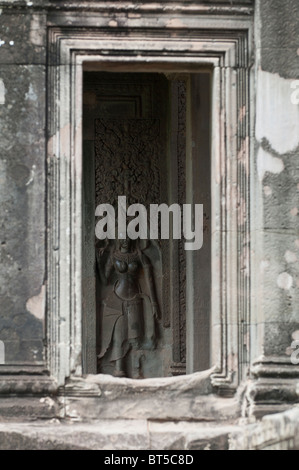 Galerie extérieure et terrasse avec Devata Bas-relief dans le complexe du temple d'Angkor Wat, au Cambodge Banque D'Images