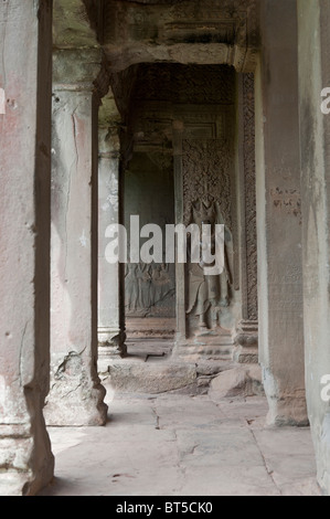 Galerie extérieure et terrasse avec Devata Bas-relief dans le complexe du temple d'Angkor Wat, au Cambodge Banque D'Images