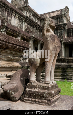 Lion gardien à l'entrée du temple intérieur dans le complexe d'Angkor Wat, au Cambodge Banque D'Images