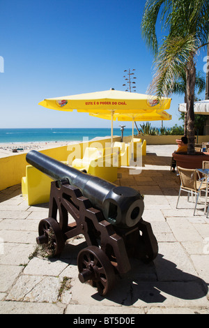 Un canon dans le Café, 'l'Esplanada da Fortaleza' de Fort de Santa Catarina', 'Praia da Rocha, Algarve, Portugal. Banque D'Images