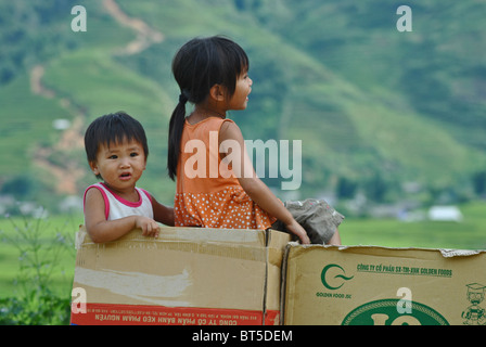 Les jeunes enfants vietnamiens dans une boîte en carton près de Sapa, Vietnam Banque D'Images