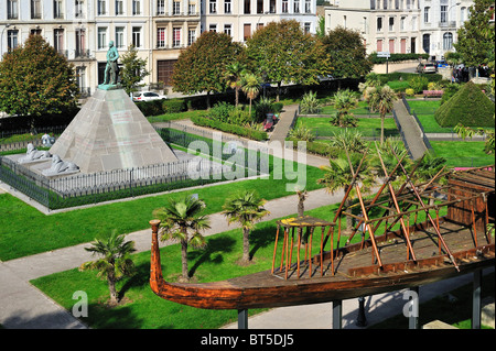 Réplique du bateau en bois égyptien et statue d'Auguste Mariette dans parc de la ville de Boulogne-sur-Mer, France Banque D'Images