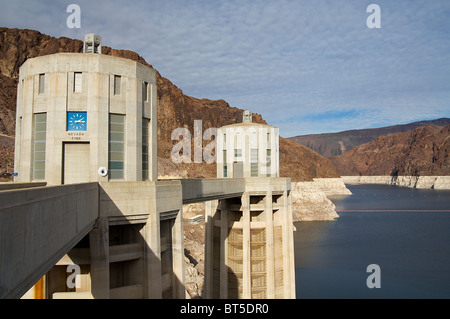 Deux des quatre du Hoover Dam tours d'admission, avec le Lac Mead et le sud-ouest de paysage dans l'arrière-plan Banque D'Images