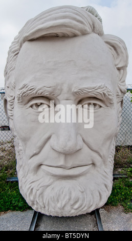 Sculpture en béton blanc d'Abraham Lincoln (16ème Président des Etats-Unis) à David Adickes Sculpturworx Studio à Houston, Texas, USA Banque D'Images