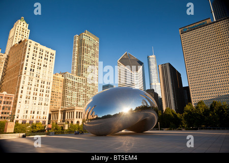 Cloud Gate sait que le bean dans le Millennium Park de Chicago à Chicago, IL, USA. Le travail est par l'artiste Anish Kapoor. Banque D'Images