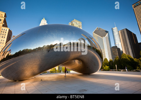 Cloud Gate sait que le bean dans le Millennium Park de Chicago à Chicago, IL, USA. Le travail est par l'artiste Anish Kapoor. Banque D'Images