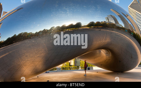 Cloud Gate sait que le bean dans le Millennium Park de Chicago à Chicago, IL, USA. Le travail est par l'artiste Anish Kapoor. Banque D'Images