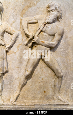 Le satyre Marsyas jouant de sa flûte. Détail d'une base de statue sculptée de ca. 350-325 BC. Banque D'Images