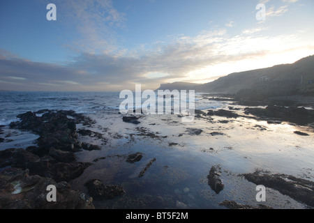 Tôt le matin, tendance sur la rive rocheuse de la baie, la mine de Ballycastle, Irlande du Nord. Banque D'Images