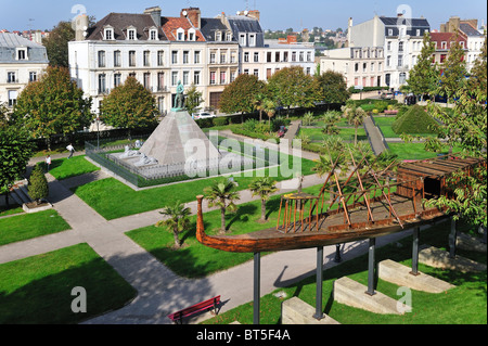 Réplique du bateau en bois égyptien et statue d'Auguste Mariette dans parc de la ville de Boulogne-sur-Mer, France Banque D'Images