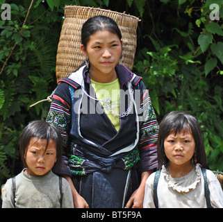 Noir ethnique Dao filles près de Sapa, Vietnam Banque D'Images