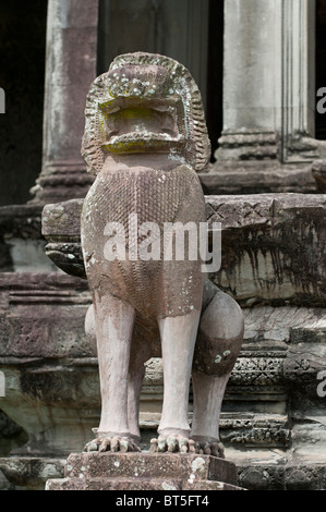 Lion gardien à l'entrée du temple intérieur dans le complexe d'Angkor Wat, au Cambodge Banque D'Images