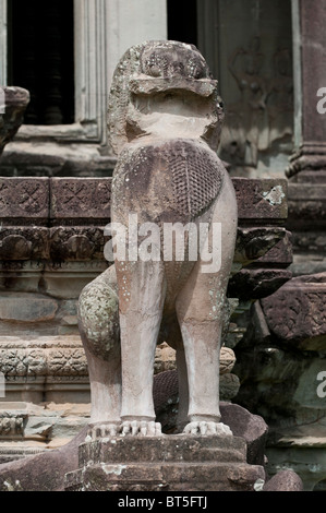Lion gardien à l'entrée du temple intérieur dans le complexe d'Angkor Wat, au Cambodge Banque D'Images