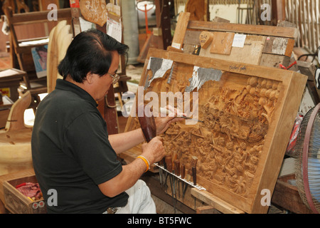 Graveur sur bois de teck bois teck coupe homme. Bangkok, Thaïlande, septembre 2010 Banque D'Images