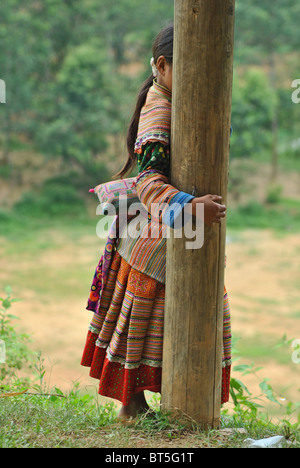 'Timide' girl Flower Hmong en costume traditionnel près de Sapa, Vietnam Banque D'Images