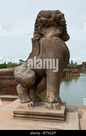 Lion gardien par l'entrée de la chaussée et les douves d'Angkor Wat Temple et ville complexe, Cambodge Banque D'Images