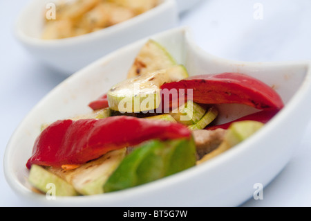 Garnir les pommes de terre et des légumes sautées Banque D'Images