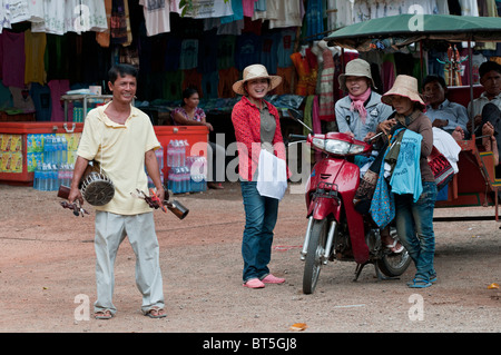 Scène de rue du marché avec un pousse-pousse à Siem Reap, Cambodge Banque D'Images