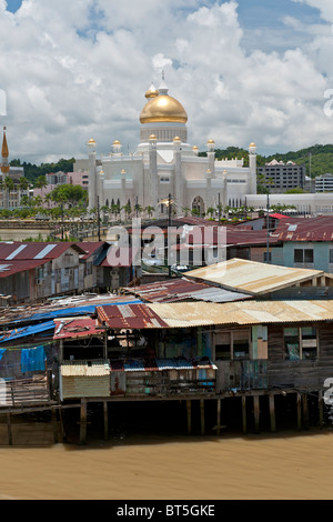 Vue du sultan Omar Ali Saifuddin Mosque de Kampong Ayer Village Eau à Bandar Seri Begawan, Brunei Banque D'Images