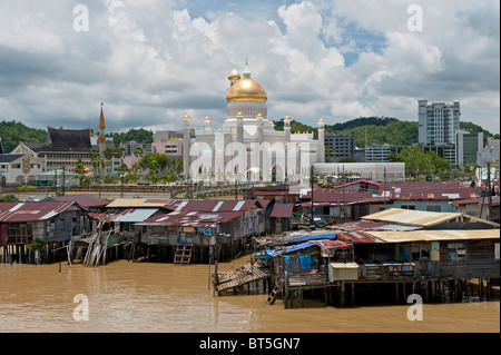 Vue du sultan Omar Ali Saifuddin Mosque de Kampong Ayer Village Eau à Bandar Seri Begawan, Brunei Banque D'Images