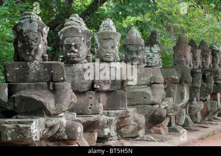 Les statues sur le pont qui mène à la victoire dans l'ancienne ville d'Angkor Thom, au Cambodge Banque D'Images