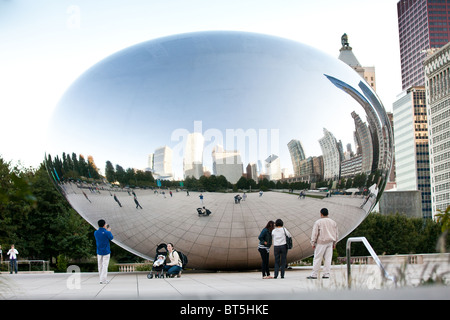 Cloud Gate sait que le bean dans le Millennium Park de Chicago à Chicago, IL, USA. Le travail est par l'artiste Anish Kapoor. Banque D'Images