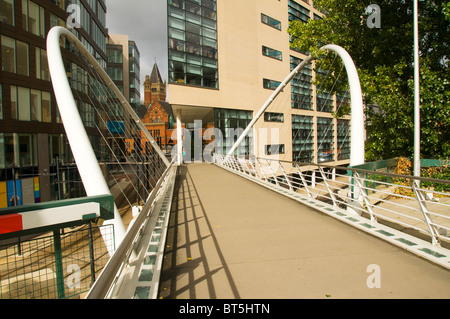 La courbe de Manchester Piccadilly Place, passerelle, Manchester, Angleterre, Royaume-Uni. Conçu par les architectes Wilkinson Eyre. Banque D'Images