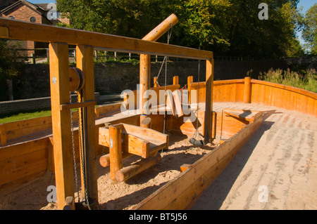 Aire de jeux de sable pour enfants en forme de bateau à rames au parc national Daisy NOOK, Failsworth, Manchester, Royaume-Uni Banque D'Images