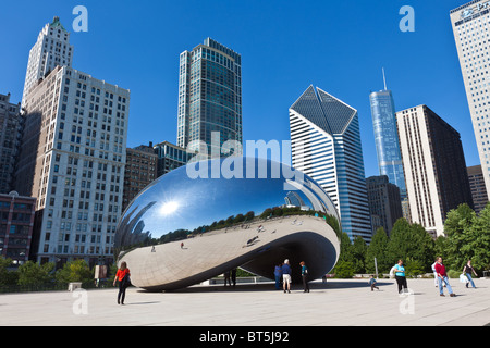 Cloud Gate sait également que le bean dans le Millennium Park de Chicago à Chicago, IL. Le travail est la création de l'artiste Anish Kapoor. Banque D'Images