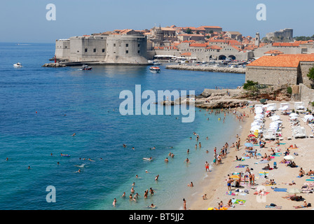 D'une magnifique vue sur la plage de Banje au vieux port de Dubrovnik. La plage Banje est la principale plage de la vieille ville, près de l'Lazareti... Banque D'Images