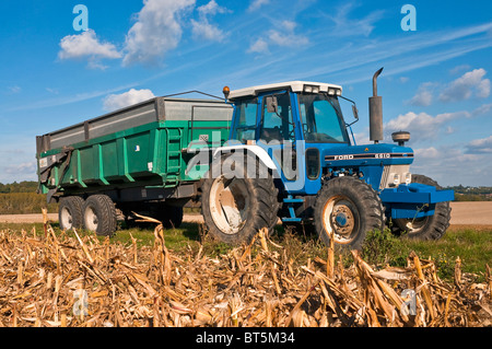 6610 Ford bleu tracteur avec remorque - France. Banque D'Images